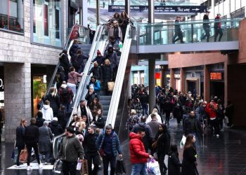 Thousands of shoppers descend on city centre as Christmas Day looms